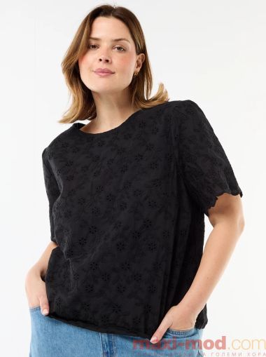 Дамска блуза с бродерия и капси