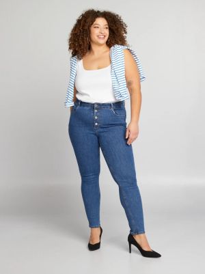 Тесни дамски дънки голям размер