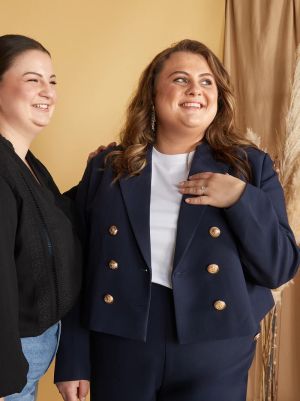 Късо дамскo сако с двуредно закопчаване