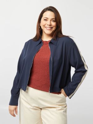 Дамско късо яке с цип и широка яка 