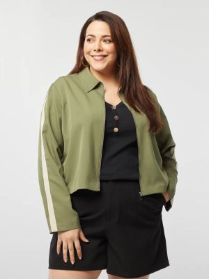 Дамско късо яке с цип и широка яка 