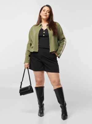 Дамско късо яке с цип и широка яка 