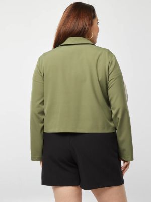 Дамско късо яке с цип и широка яка 