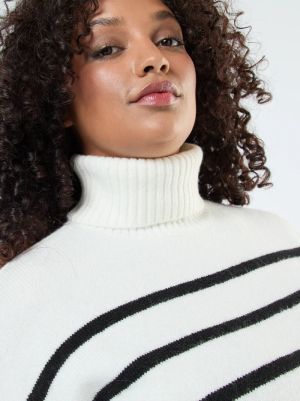 Дамски пуловер с висока яка