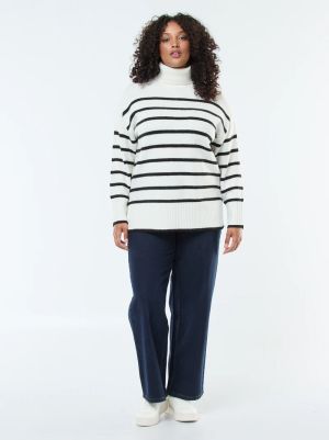 Дамски пуловер с висока яка