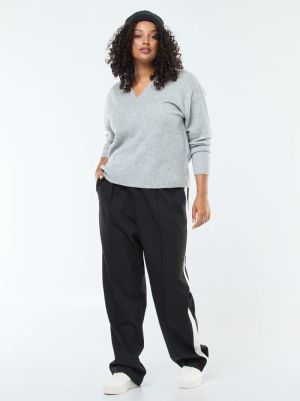 Пуловер с V-образно деколте с едра плетка