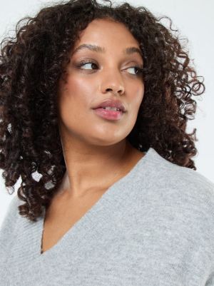 Пуловер с V-образно деколте с едра плетка