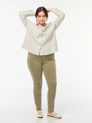 Тесни панталони с висока талия 