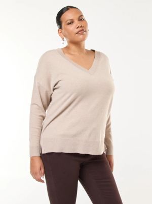 Фино плетен пуловер с V-образно деколте