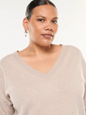 Фино плетен пуловер с V-образно деколте