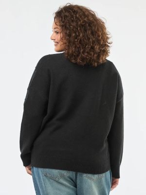 Пуловер с остро деколте и украса с кристали