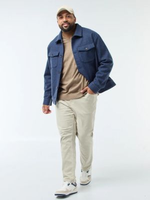 Мъжки пуловер с фина плетка и V-образно деколтe