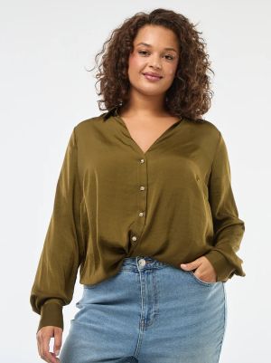 Сатенена риза в сахарски стил със златни копчета