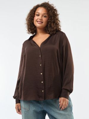 Сатенена риза в сахарски стил със златни копчета