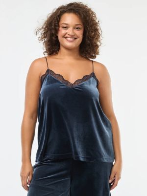 Кадифен потник с дантелен кант