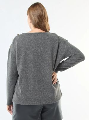 Фино плетена блуза със златни копчета 