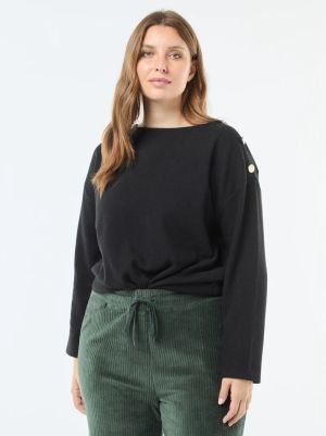 Фино плетена блуза със златни копчета 