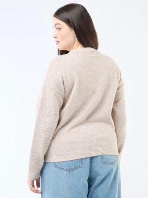 Дамски пуловер с дебела плетка с флорална бродерия