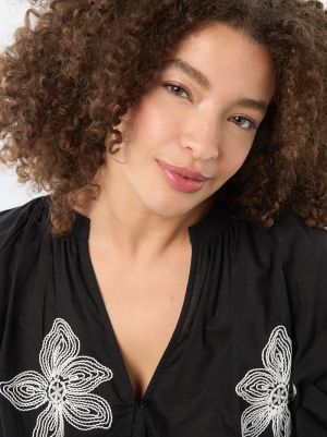 Дамска блуза с бродерия