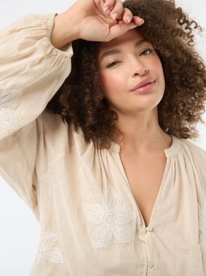 Дамска блуза с бродерия