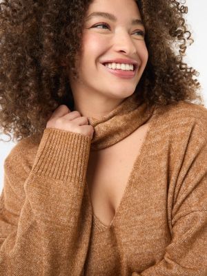 Дамски плетен пуловер с вграден шал 