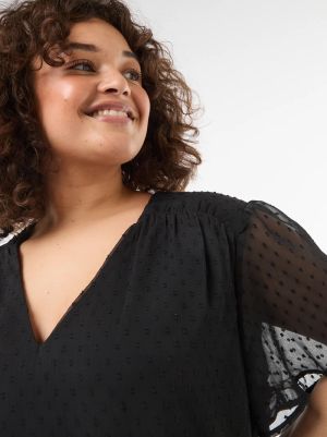 Дамска блуза с дантела