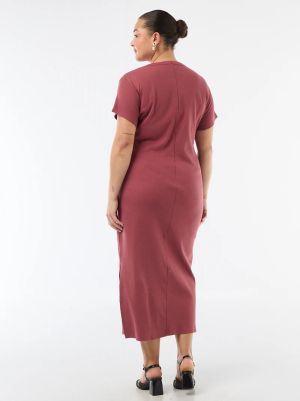 Дълга оребрена рокля с къси ръкави