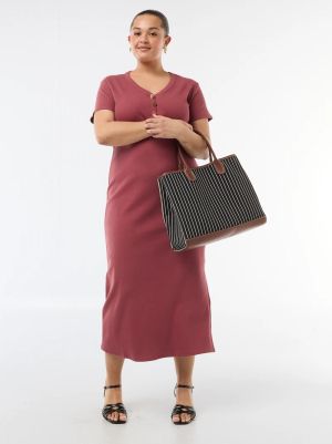 Дълга оребрена рокля с къси ръкави