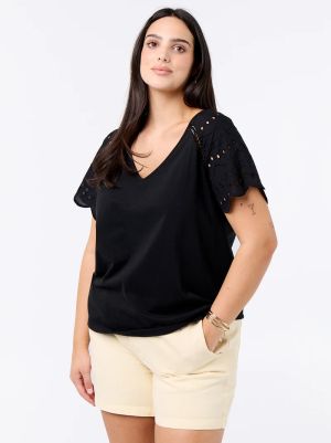 Дамска блуза с бродерия на ръкавите 