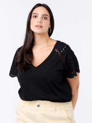 Дамска блуза с бродерия на ръкавите 