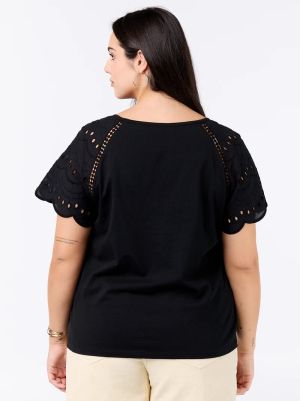 Дамска блуза с бродерия на ръкавите 