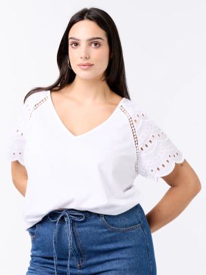 Дамска блуза с бродерия на ръкавите 