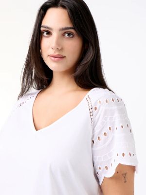 Дамска блуза с бродерия на ръкавите 