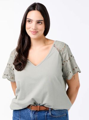 Дамска блуза с бродерия на ръкавите 