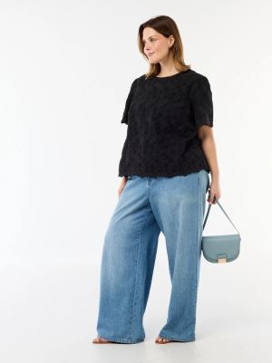 Дамска блуза с бродерия и капси