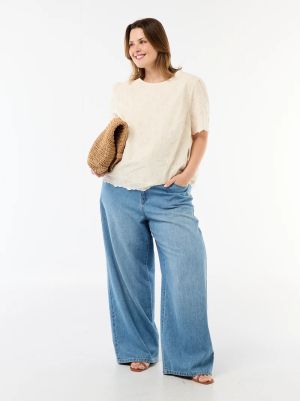 Дамска блуза с бродерия и капси